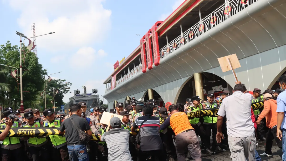 Personel gabungan menggelar latihan pengendalian aksi unjuk rasa yang berujung ricuh di depan gedung Sekretariat Daerah (Sekda) Kebumen. (Dokumentasi Polres Kebumen)