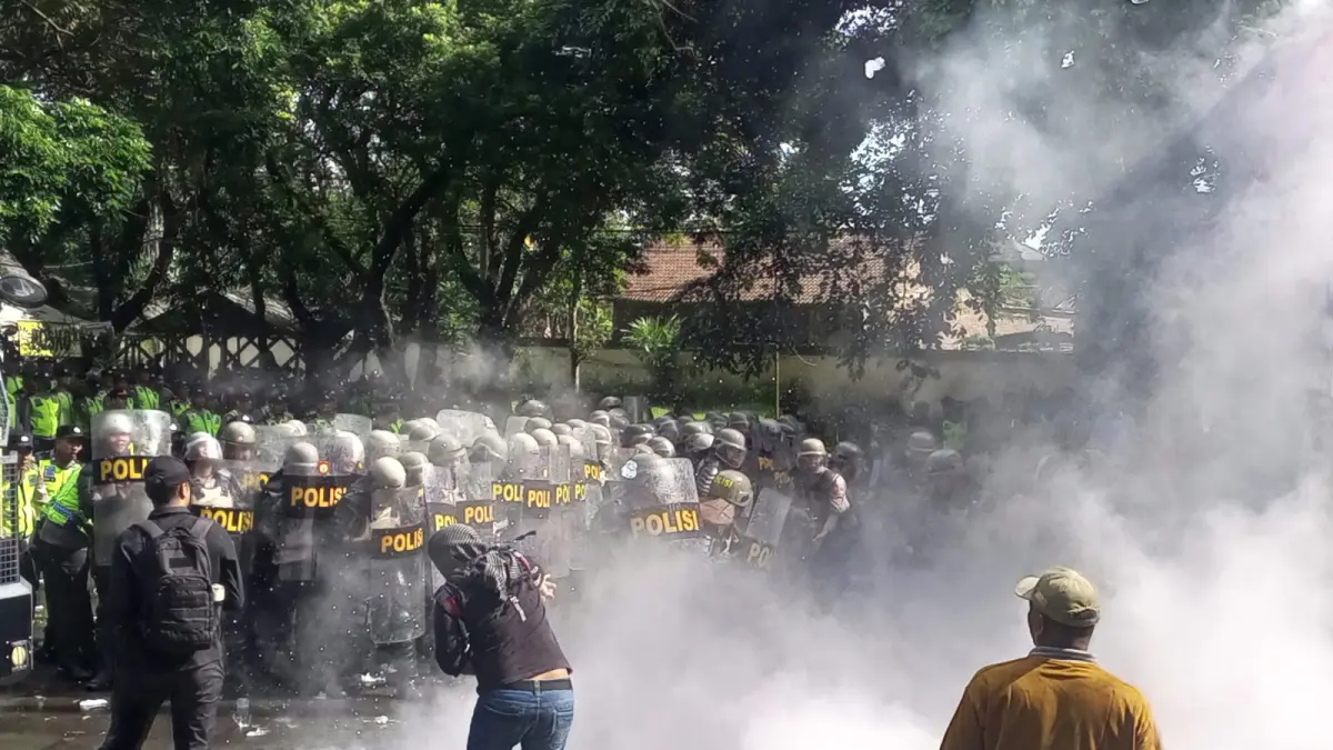 Personel gabungan tengah mengikuti simulasi penanganan aksi unjuk rasa di depan Gedung DPRD Kabupaten Magelang, Kamis (23/4).