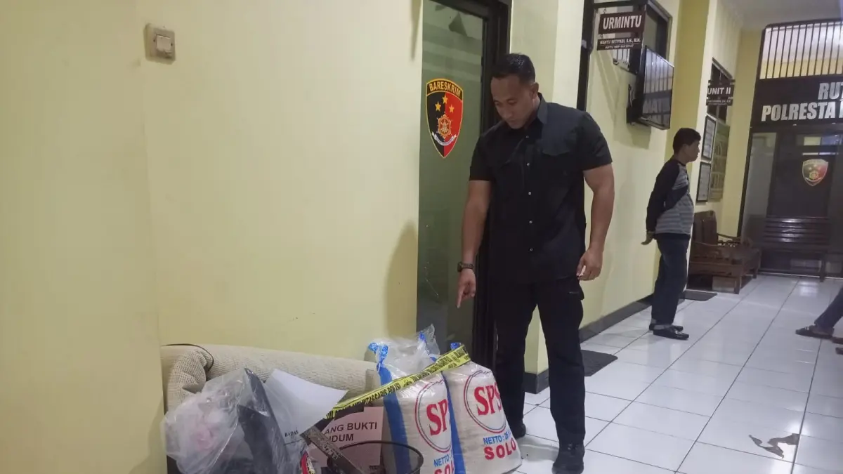Polisi menujukkan barang bukti yang diperoleh dari tangan pelaku.


