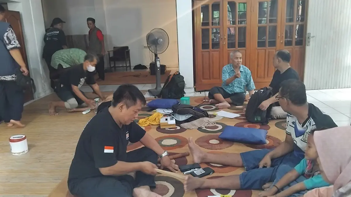 PROFESIONAL: Para terapis ASDTY saat menangani penyintas stroke dalam program bakti sosial. Rizky Wahyu/Radar Jogja&nbsp;
