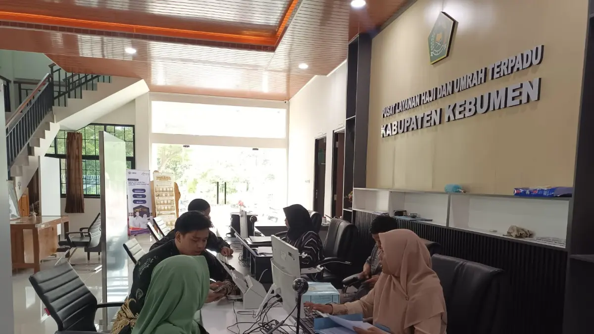 Proses pelayanan di Kantor Kementerian Haji dan Umrah (Kemenhaj) Kebumen di Kompleks Islamic Center. (M Hafied/Radar Jogja)