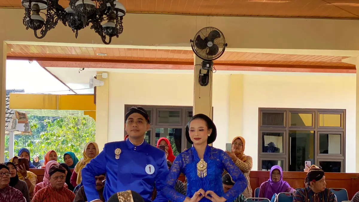 Salah satu peserta lomba sedang memperagakan tata cara pemakaian busaa adat Gagrak Jogjakarta.

&nbsp;