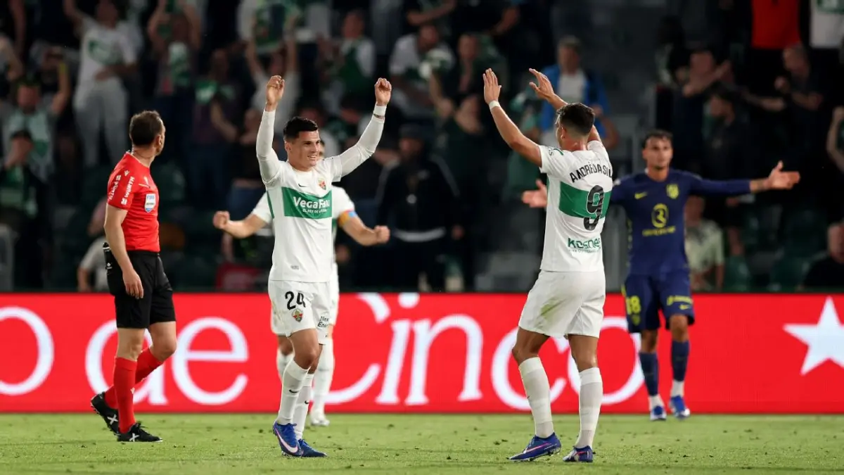 Selebrasi para pemain Elche setelah mengalahkan Atletico Madrid dalam laga lanjutan La Liga.