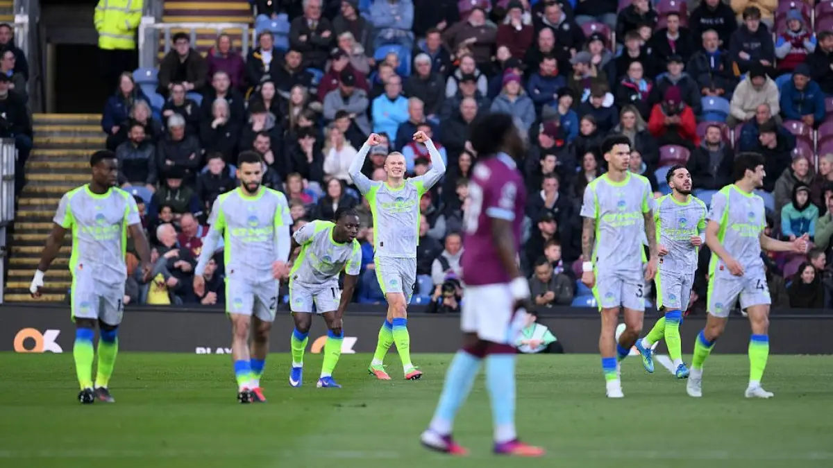 Selebrasi para pemain Manchester City setelah Erling Haaland mencetak gol kemenangan atas Burnley di Turf Moor untuk mengkudeta puncak klasemen Premier League dari Arsenal.
