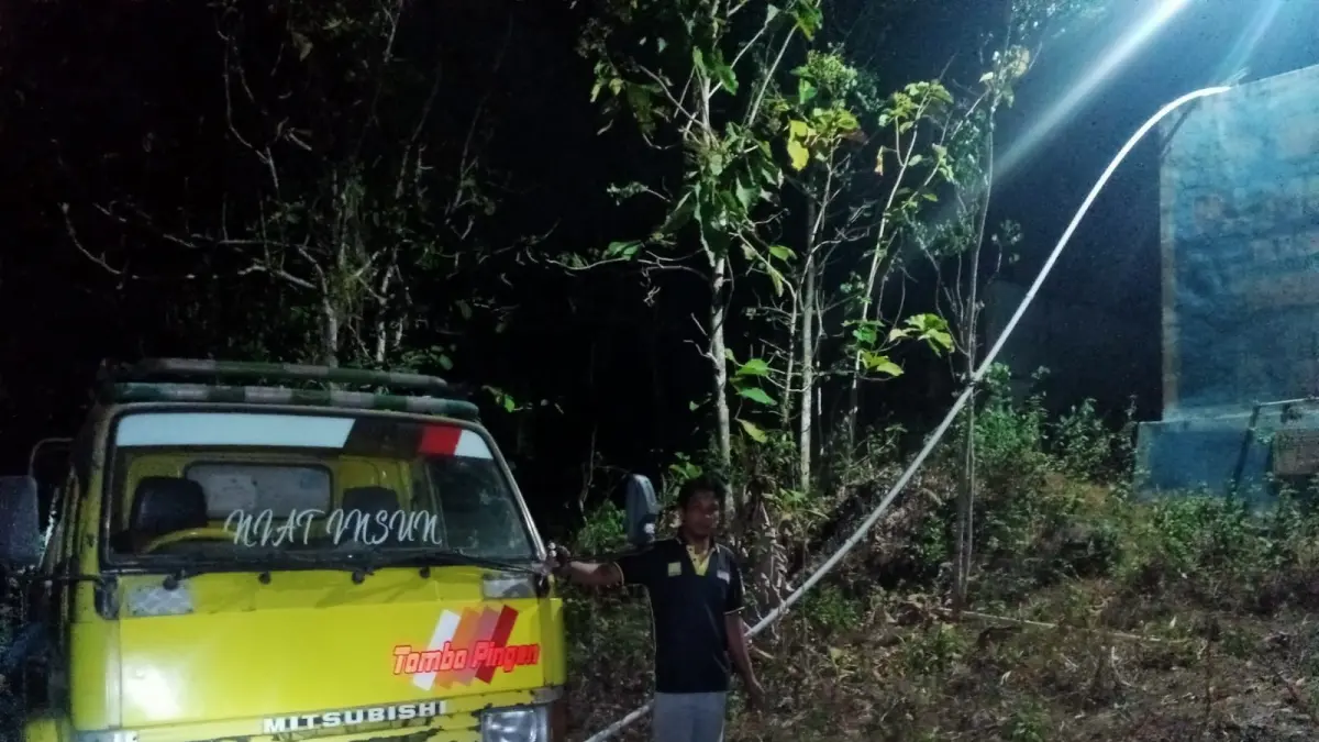 Seorang sopir tangki pengangkut air di Purwosari Sunardi sedang melayani pesanan pembelian air bersih di wilayah Kapanewon Purwosari Gunungkidul.
