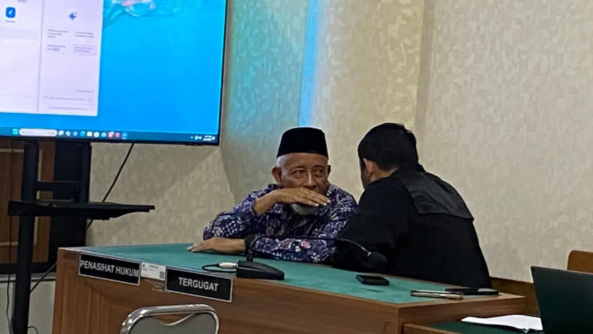 Terdakwa Sri Purnomo dan Penasihat Hukumnya saat menghadiri sidang putusan yang berujung penundaan, Kamis (23/4/2026). (AGUNG DWI PRAKOSO/RADAR JOGJA)