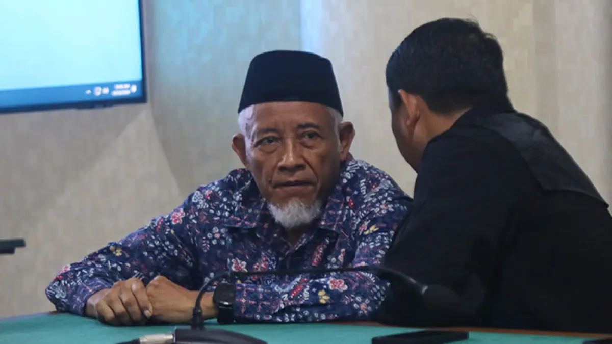 TUNGGU PEKAN DEPAN: Terdakwa Sri Purnomo bersiap mendengarkan putusan majelis hakim di PN Jogja, kemarin (23/4). Majelis hakim menunda pembacaan putusan dalam perkara dugaan korupsi dana hibah pariwisata dengan terdakwa mantan bupati Sleman itu karena hakim belum siap. (Guntur Aga/Radar Jogja)