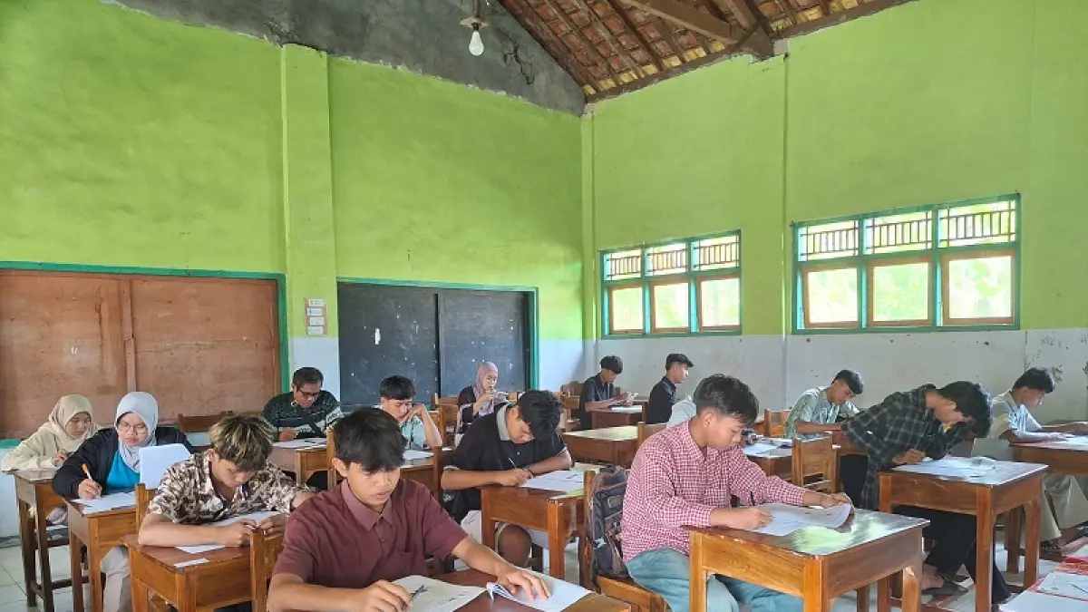 Aktivitas belajar mengajar di PKBM Handayani. Para siswa begitu antusias mengikuti pembelajaran untuk meraih kesetaraan pendidikan. (Dokumentasi PKBM Handayani)