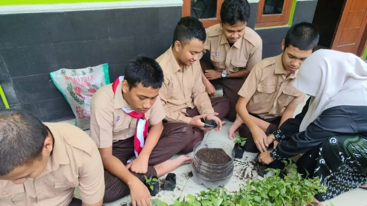 ANTUSIAS: Siswa sedang menanam benih tomat, terong, dan tomat&nbsp;yang kemudian ditanam di lingkungan sekolah. (Dokumentasi DKPP Bantul)