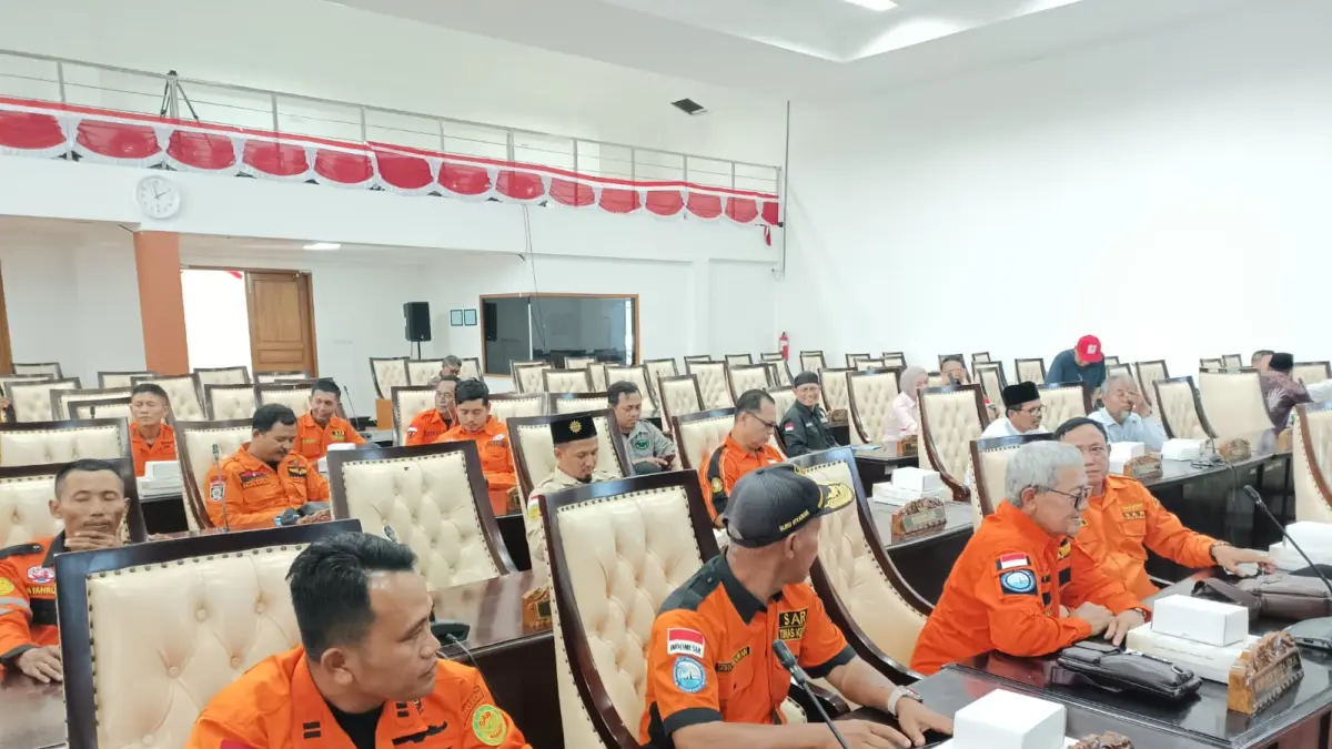 Audiensi sejumlah relawan SAR di gedung DPRD Kebumen, Jumat (24/4). Pertemuan ini fokus membahas tingginya angka kecelakaan laut di kwasan pantai selatan Kebumen. (M Hafied/Radar Jogja)