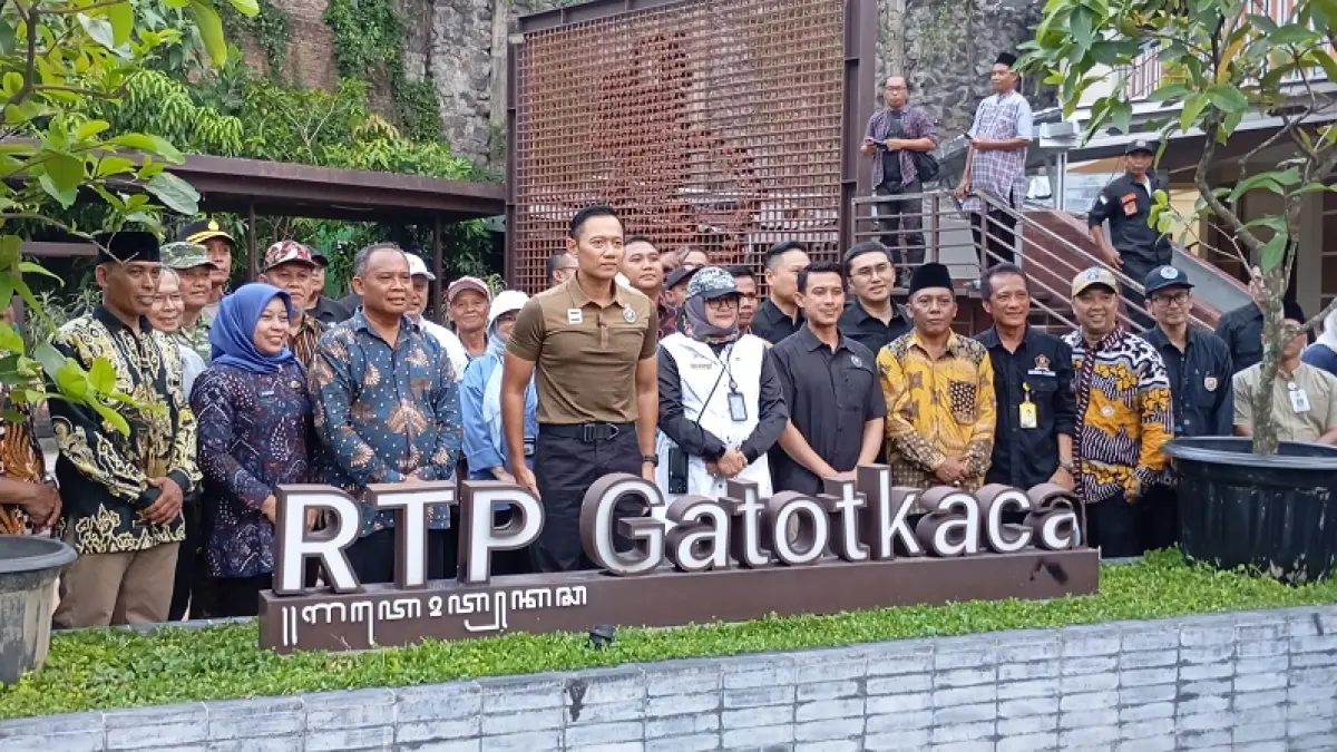 CEK: Menteri Koordinator Infrastruktur dan Pembangunan Kewilayahan Agus Harimurti Yudhoyono (AHY) saat meninjau Desa Mrican, Kalurahan Condongcatur, Sleman, Jumat (24/4/2026).&nbsp; IWAN NURWANTO/RADAR JOGJA