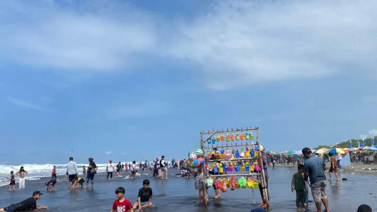 EFEKTIF BULAN DEPAN: Pengunjung Pantai Prangtritis tidak lagi membayar tiket di TPR Parangtritis mulai Juli. Pemkab Bantul akan memindahkan TPR dan menggantinya dengan 10 pintu masuk baru. (RADAR JOGJA FILE)