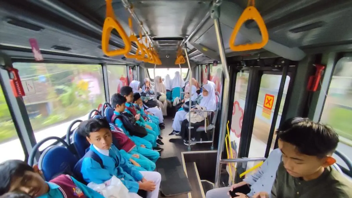 FASILITAS GRTIS: Pelajar di Gunungkidul mengakses layanan Si Bona (Sistem Transportasi Bus Sekolah Ramah Anak). (Yusuf Bastiar/Radar Jogja)
