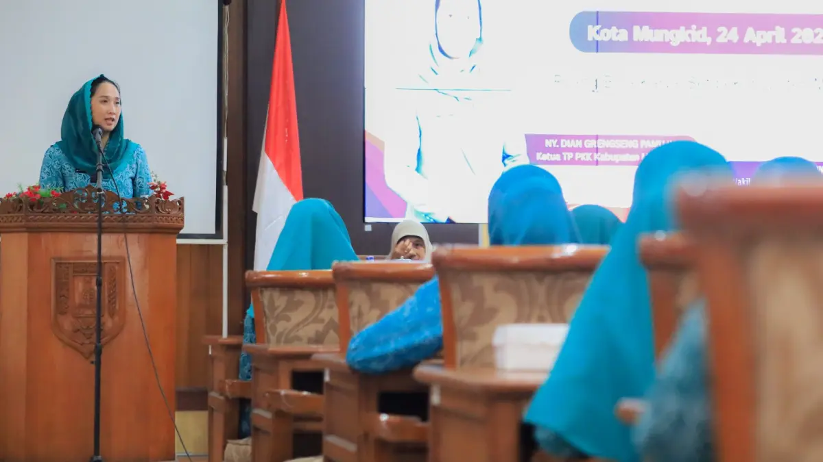 Ketua TP PKK Kabupaten Magelang saat menyampaikan sambutan pada bimbingan teknis administrasi bagi desa binaan, Jumat (24/4).