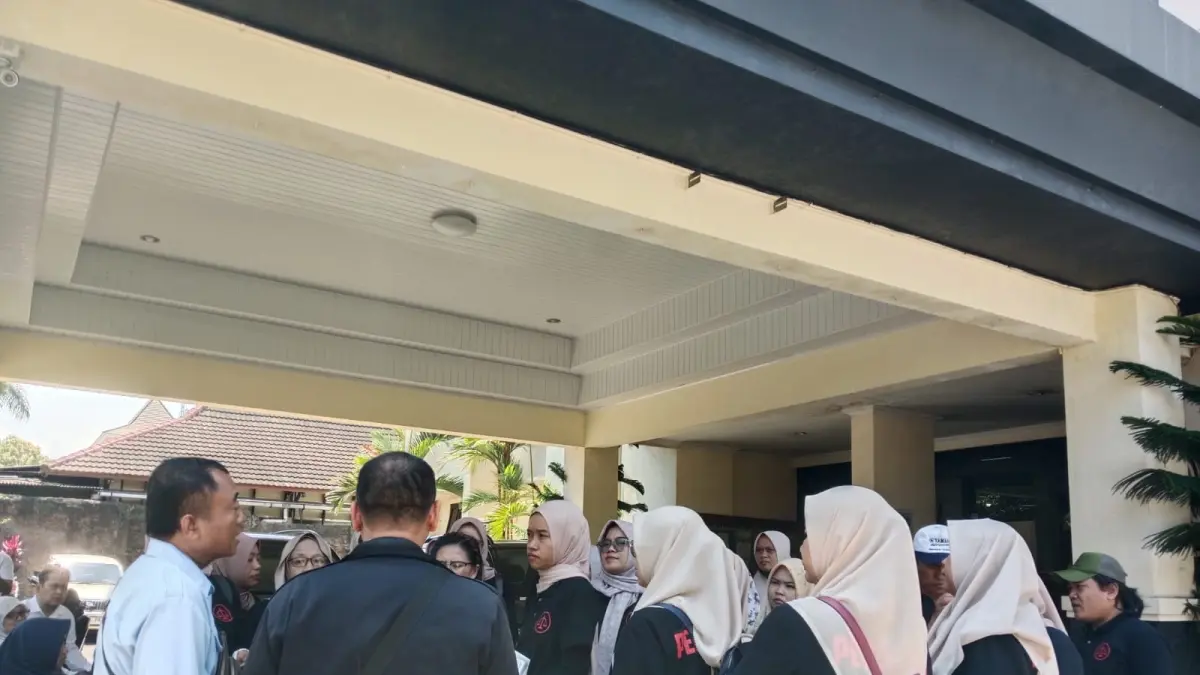Konsolidasi pekerja PT MTG usai mediasi yang gagal di Kantor Disnaker Kabupaten Sleman - Delima Purnamasari/Radar Jogja