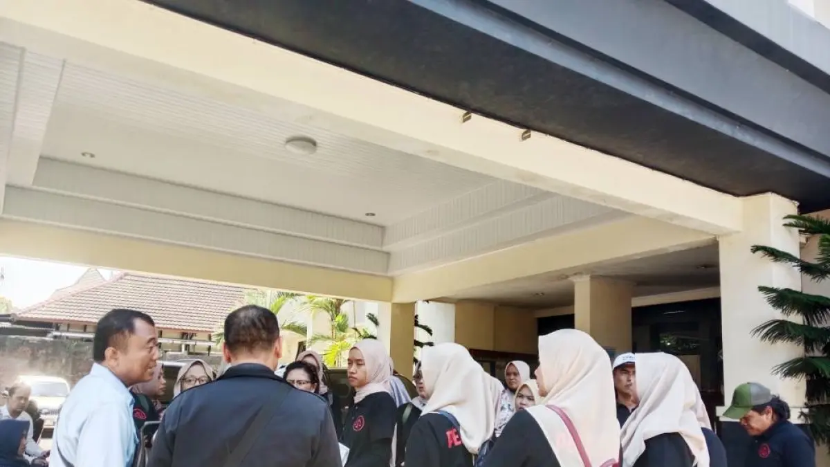 Konsolidasi pekerja PT MTG usai mediasi yang gagal di Kantor Disnaker Kabupaten Sleman, Jumat (24/4). (Delima Purnamasari/Radar Jogja)