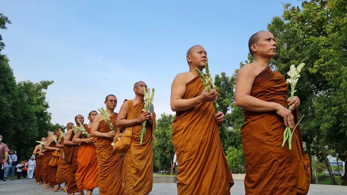 LAKU SPIRITUAL: Setelah menempuh perjalanan sekitar 60 kilometer, para biksu&nbsp;thudong&nbsp;tiba di Candi Borobudur, Mei 2024 lalu. NAILA&nbsp;NIHAYAH/RADAR JOGJA

