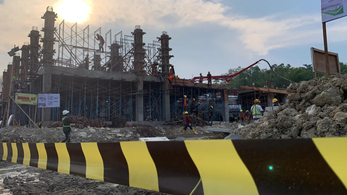 Pekerja Proyek Pembangunan SR melakukan pekerjaan struktur.

