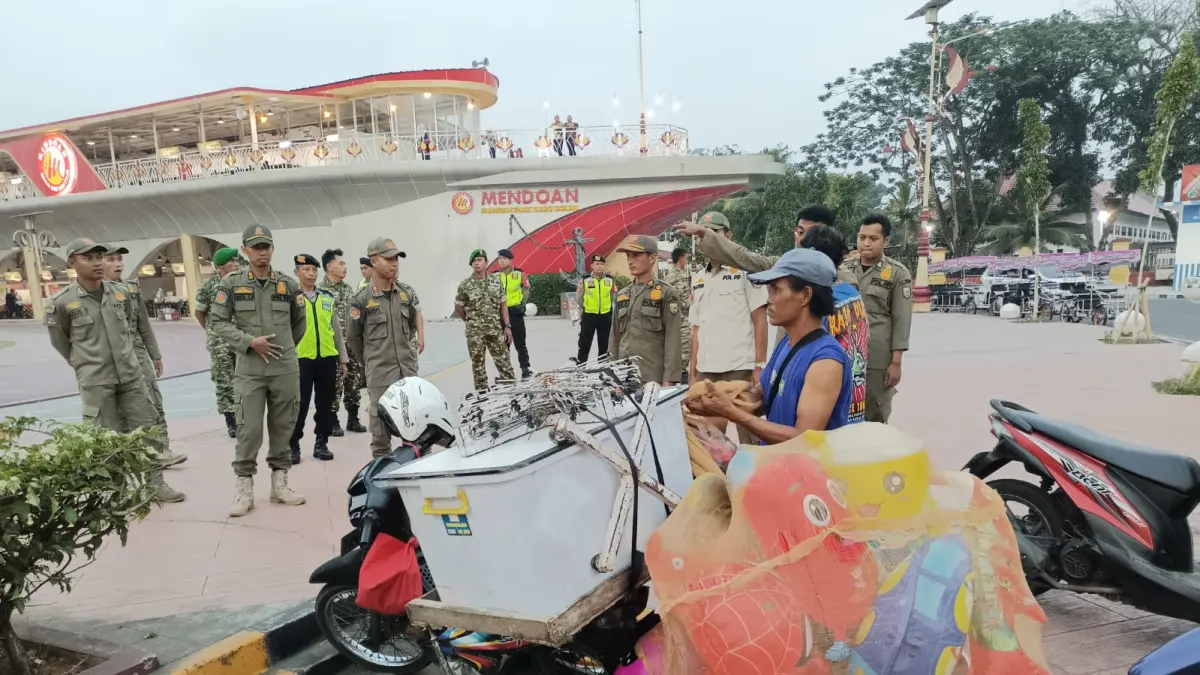 Petugas Satpol PP bersama unsur dari TNI dan Polri patroli guna memastikan keamanan dan kenyamanan di Alun-alun Pancasila. (M Hafied/Radar Jogja)