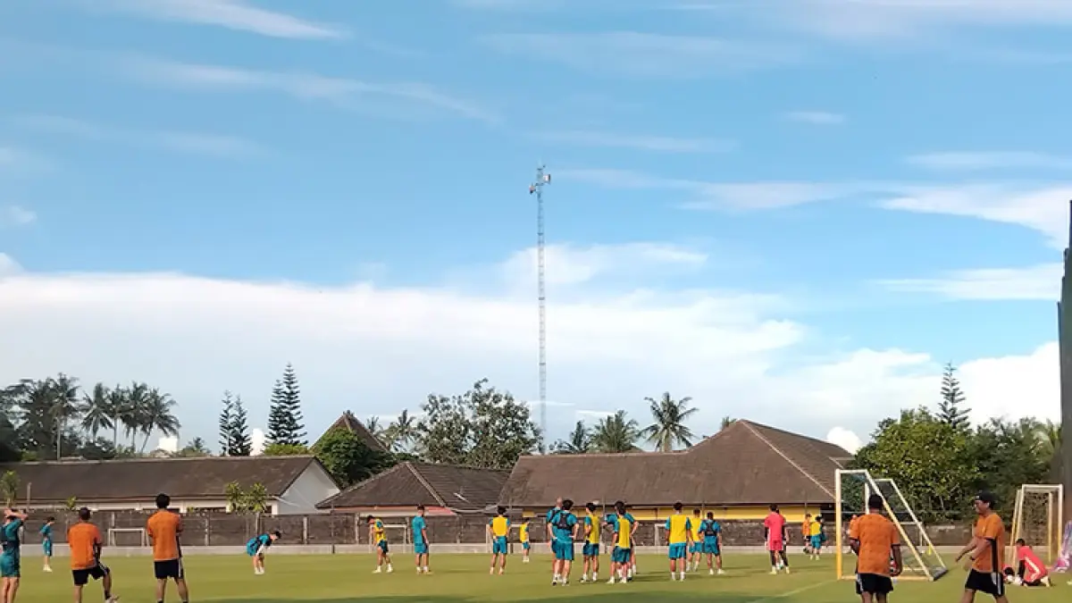 TAK INGIN TERPELESET: Para pemain PSS Sleman saat latihan di Lapangan Pakembinangun, Pakem, Sleman. (Rizky Wahyu/Radar Jogja)