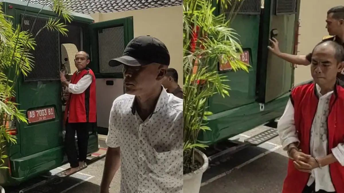 Terdakwa YAM mengenakan rompi merah. (ISTIMEWA)