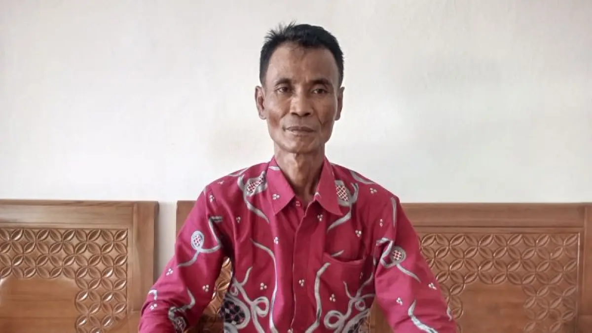 TETAP PRODUKTIF: Sekretaris Satpol PP Gunungkidul Sigit Pramudiyanto sukses menekuni budi daya bawang merah. (Yusuf Bastiar/Radar Jogja)
