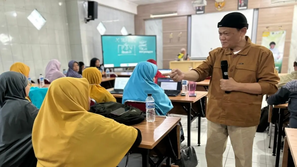 INSPIRATIF: Penulis sekaligus trainer nasional Cahyadi Takariawan bersama peserta pelatihan menulis dari SDIT Luqman Al Hakim Yogyakarta di Aula SMAIT Abu Bakar Jogja, Sabtu (25/4/2026)