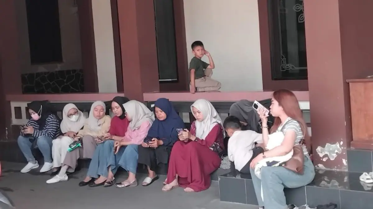 Para orang tua korban dugaan kekerasan saat mendatangi Polresta Jogja. (Rizky Wahyu/Radar Jogja)