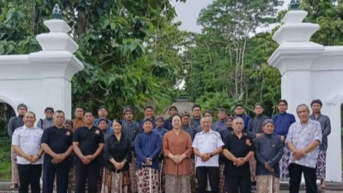 Perwakiln pengurus KONI DIY, berfoto bersama sebelum menggelar ziarah ke makam Sri Paduka Paku Alam VIII di Makam Astana Girigondo, Kulon Progo. Istimewa&nbsp;

