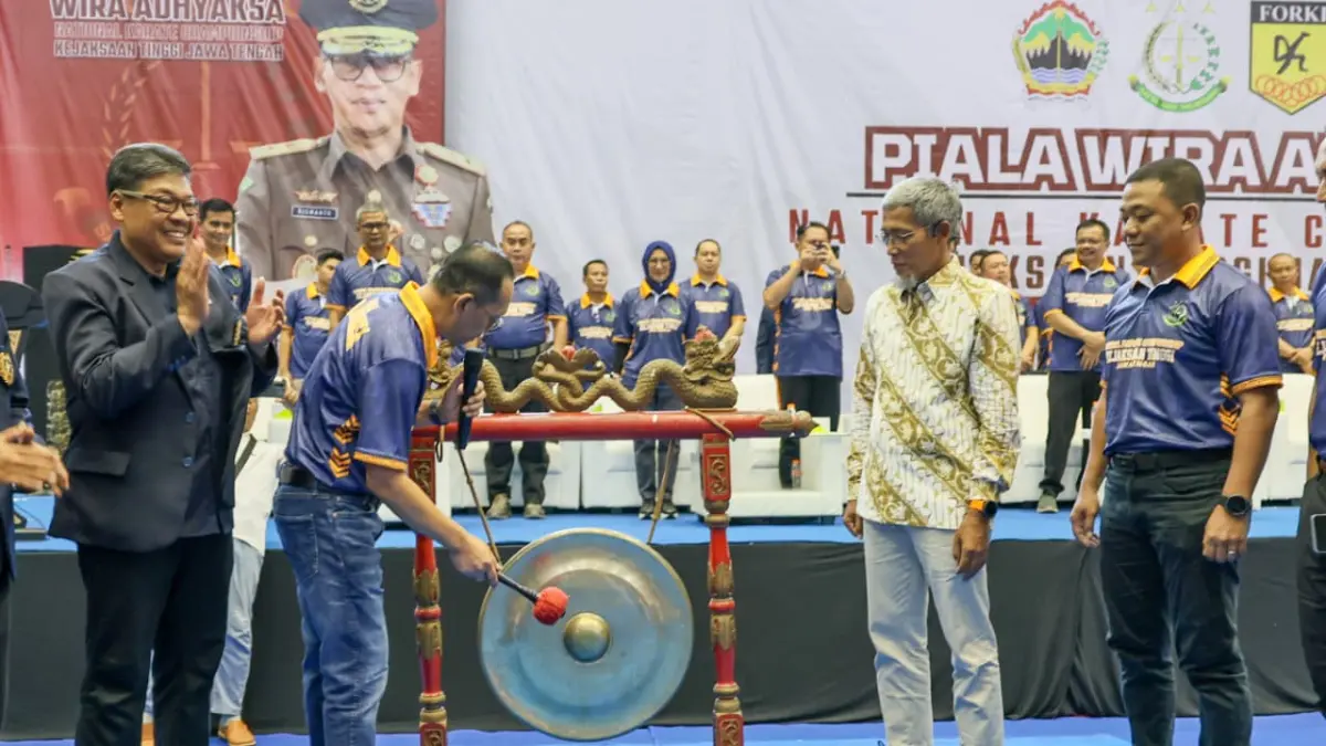 Sekretaris Daerah Provinsi Jawa Tengah Sumarno memberikan dalam pembukaan gelaran Kejuaraan Nasional (Kejurnas) Karate Piala Wira Adhyaksa yang diselenggarakan di GOR Jatidiri, Kota Semarang pada 25 - 26 April 2026.&nbsp;