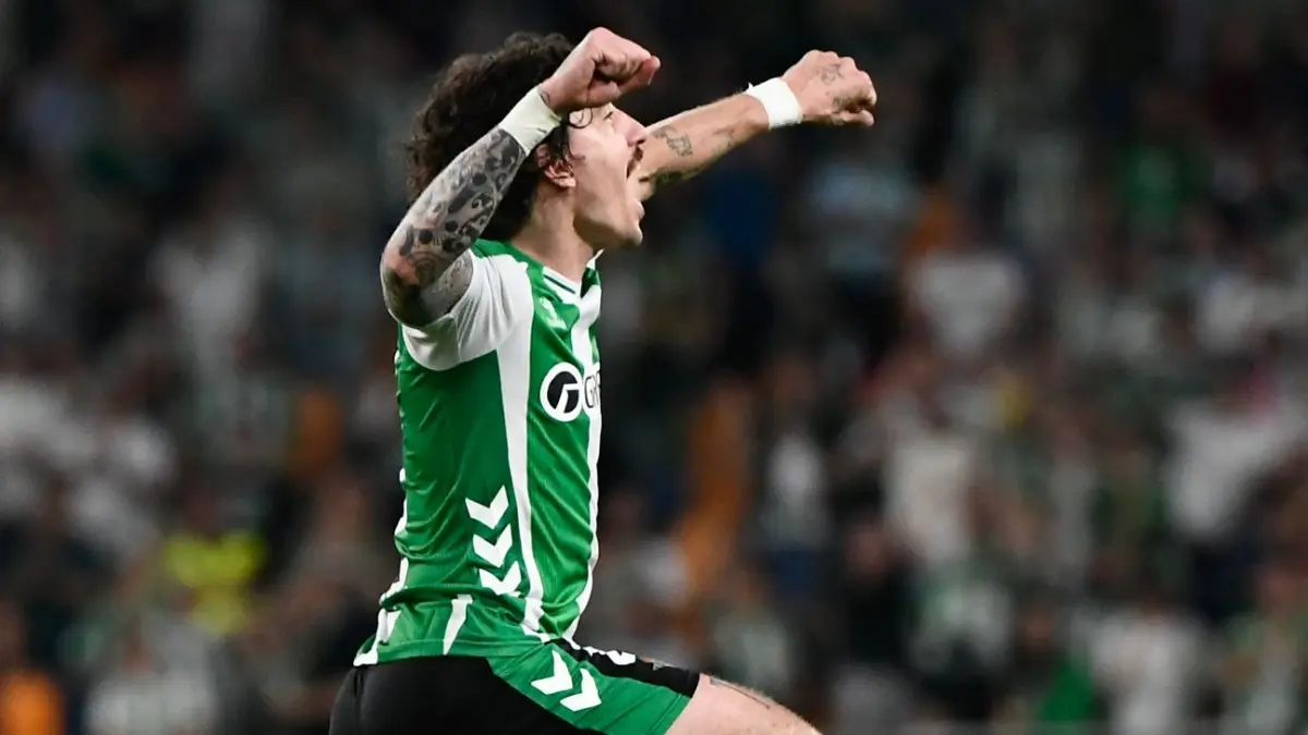 Selebrasi Hector Belerin setelah mencetak gol penyeimbang bagi Real Betis saat hadapi Real Madrid.
