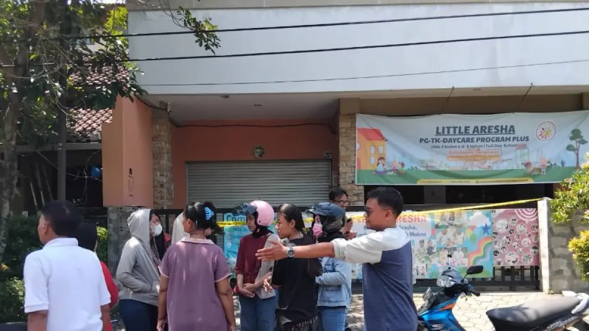 Suasana di depan Little Aresha Daycare, Sejumlah Orang Tua Masih Geram dan Mengerumuni Tempat Penitipan Anak Tersebut. (Rizky Wahyu/Radar Jogja)