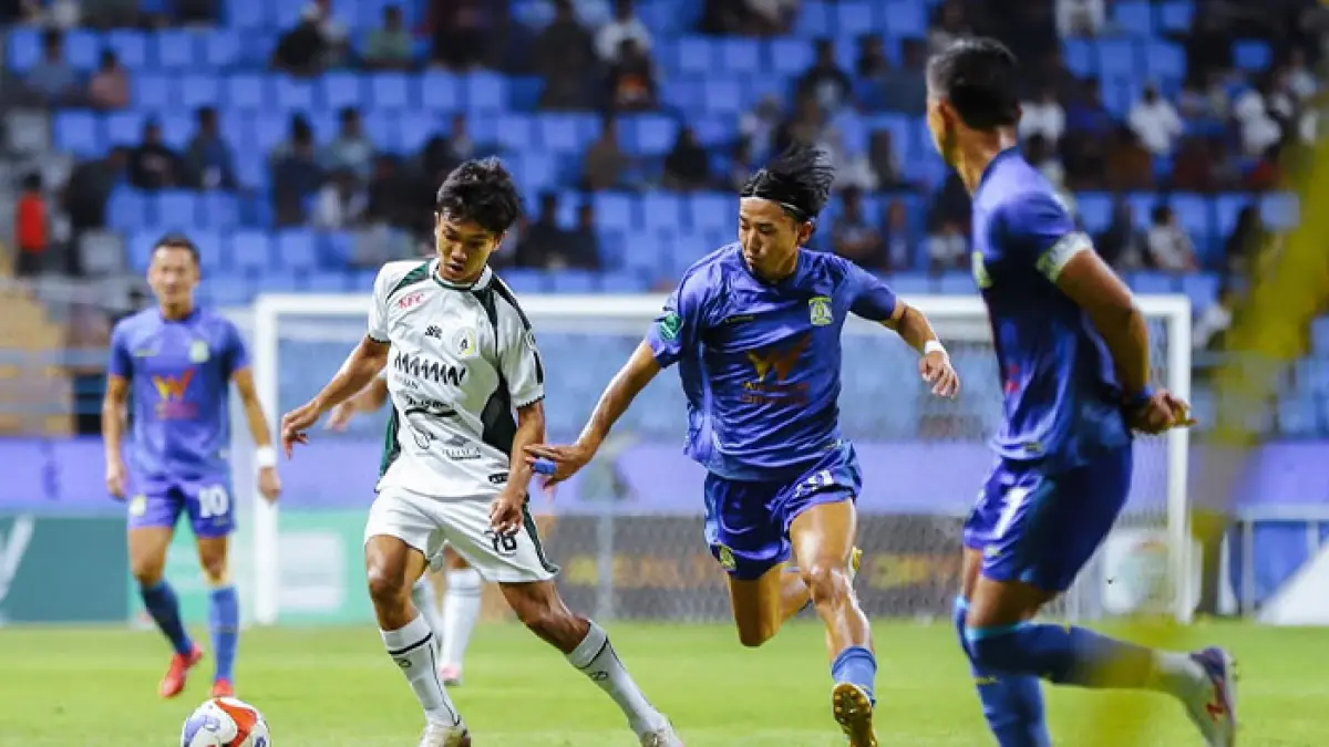 LINCAH: Pemain PSS Sleman Dominikus Dion berhasil melewati hadangan pemain Persiba Balik Papan, Minggu (26/4). Dalam laga ini PSS Sleman ditahan imbang oleh tuan rumah dengan skor 1-1 dan harus menang melawan PSIS Semarang pada hari Minggu (3/4) untuk bisa langsung lolos ke liga 1.