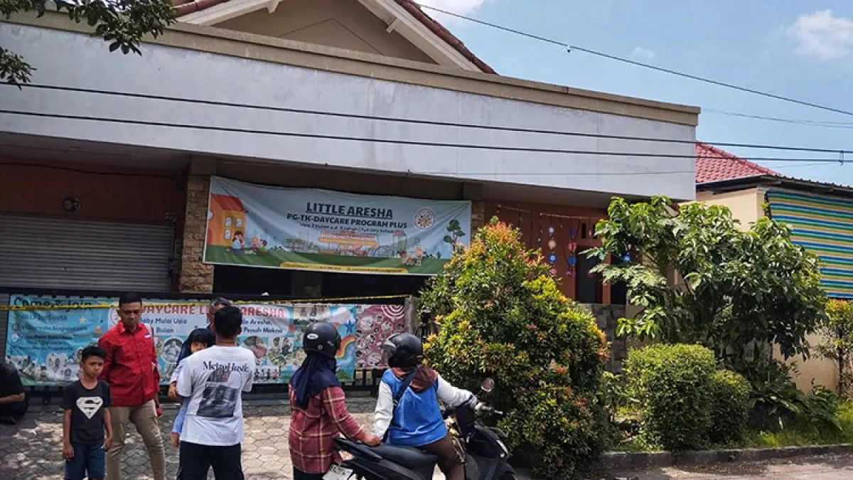 JADI PERHATIAN: Suasana depan lokasi penitipan anak atau daycare Little Aresha yang disegel polisi di Sorosutan, Umbulharjo, Jogja, MInggu (26/4/2026). Daycare Little Aresha digerebek polisi terkait penganiayaan terhadap 53 balita. (Foto: Guntur Aga Tirtana/Radar Jogja) 