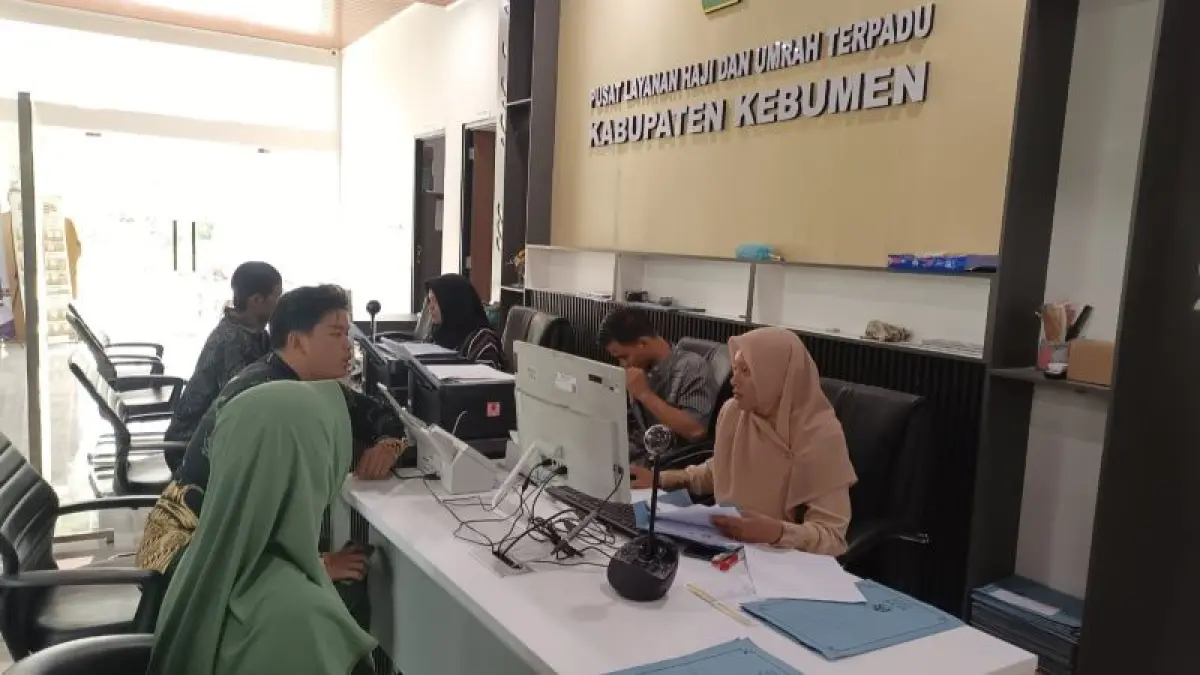 ANTUSIAS: Petugas Kantor Kementerian Haji dan Umrah (Kemenhaj) Kebumen sibuk melayani masyarakat yang datang untuk mendaftar haji. (M Hafied/Radar Jogja)