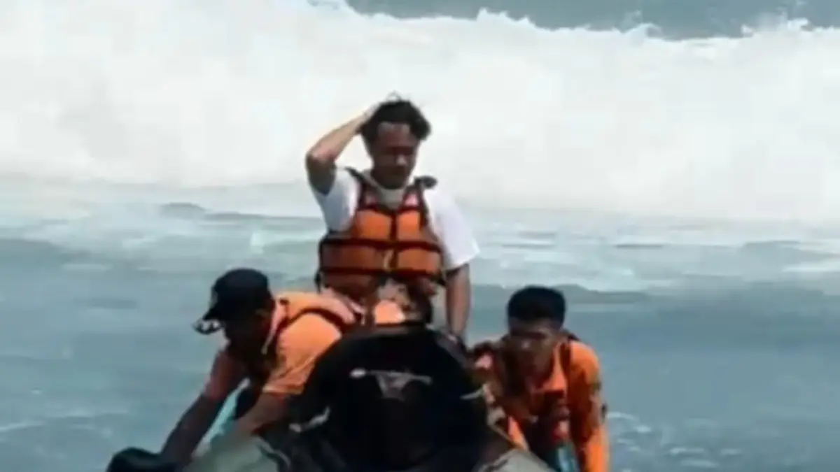 Dokumentasi/Satlinmas Rescue Istimewa Wilayah II Baron: Tim rescue mengerahkan satu perahu jungkong untuk mengevakuasi korban laka laut yang terseret ombak.
