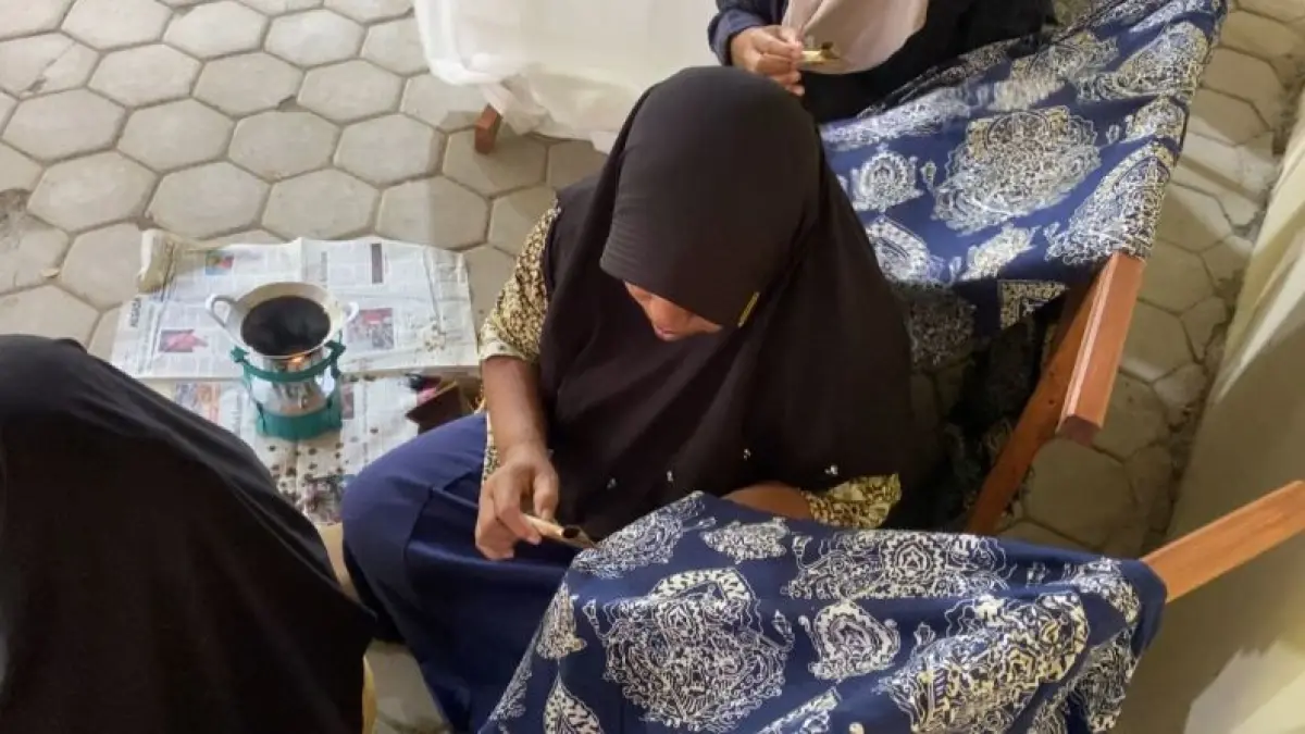 Dukuh Gunting, Gilangharjo, Pandak Tumilan sedang membatik di rumahnya.&nbsp;(Cintia&nbsp;Yuliani/Radar Jogja)