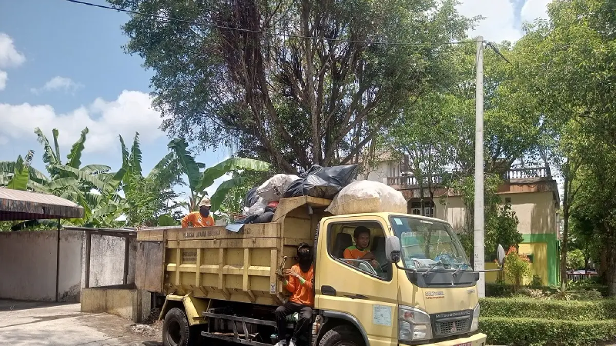 EVALUASI LAYANAN: Petugas kebersihan DLH Gunungkidul sedang mengakut sampah.&nbsp;Yusuf Bastiar/Radar Jogja
