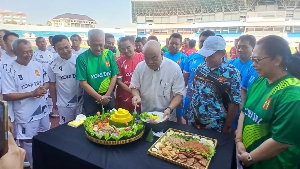 Foto Rizky Wahyu/Radar Jogja&nbsp;

Keterangan Ketua Umum KONI DIY KGPAA Paku Alam X saat memotong tumpeng sebelum pertandingan trofeo sepak bola antar KONI kabupaten/kota se-DIY di Stadion Mandala Krida, Minggu (26/4).