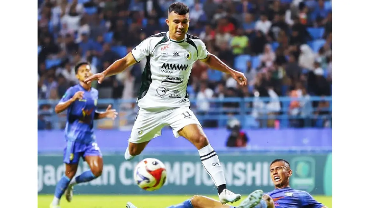 IMBANG: Striker asing PSS Sleman Gustavo Tocantins saat berduel dengan pemain Persiba Balikpapan di &nbsp;Stadion Batakan, Balikpapan, Minggu (26/42026) malam. (Dok. PSS Sleman)