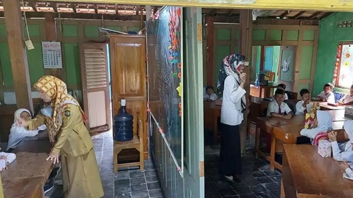 MENGAJAR: Salah satu guru SMP semangat memberikan instruksi walau harus mengampu belasan kelas. ANOM BAGASKORO/RADAR JOGJA


