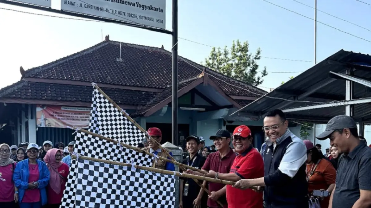 MERIAH: Dari kiri ke kanan Hasto Wardoyo, Nuryadi, dan Anggoro Sukartono melepas peserta jalan sehat kelurga wartawan di halaman gedung PWI DIY Minggu (26/4/2026).