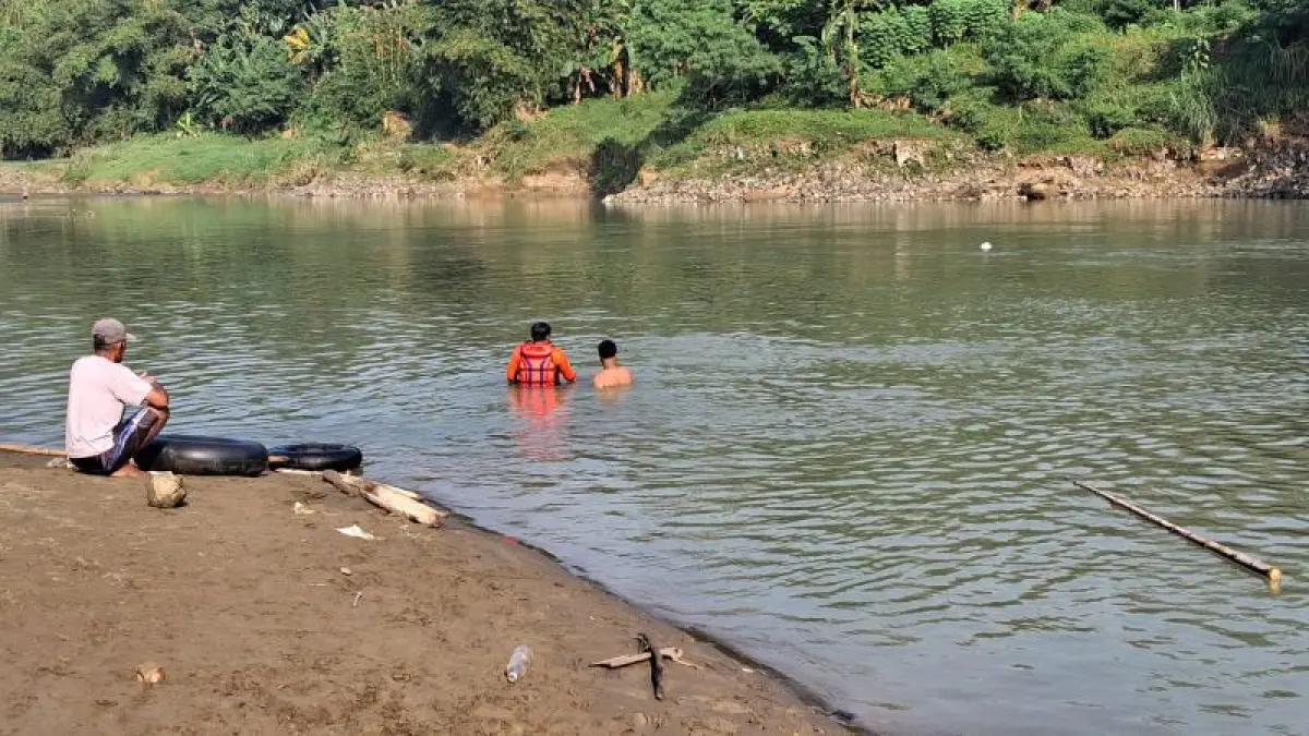 PENCARIAN: Tim penyelam diterjunkan untuk mencari santri asal Cilacap yang dilaporkan tenggelam di Sungai Lukulo. (Dokumentasi Basarnas Cilacap)