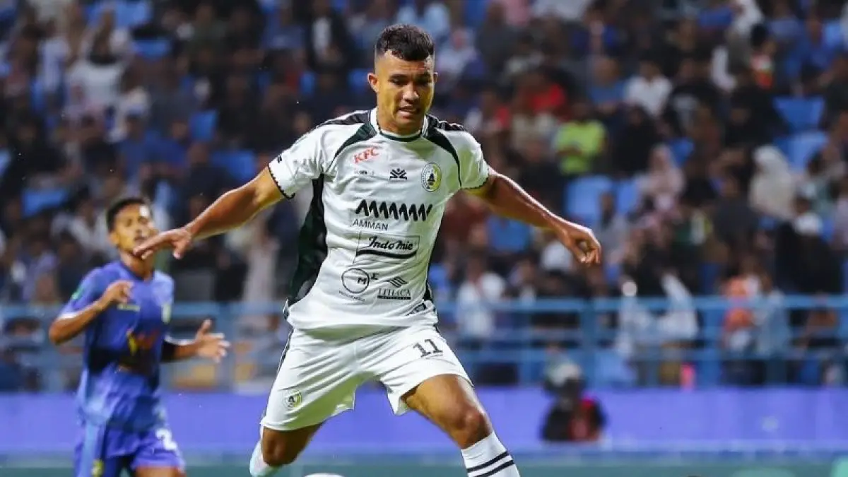 Penyerang PSS Sleman, Gustavo Tocantins saat coba melewati pemain Persiba Balikpapan dalam laga lanjutan Pegadaian Championship di Stadion Batakan, Minggu (26/4). (instagram PSS Sleman)