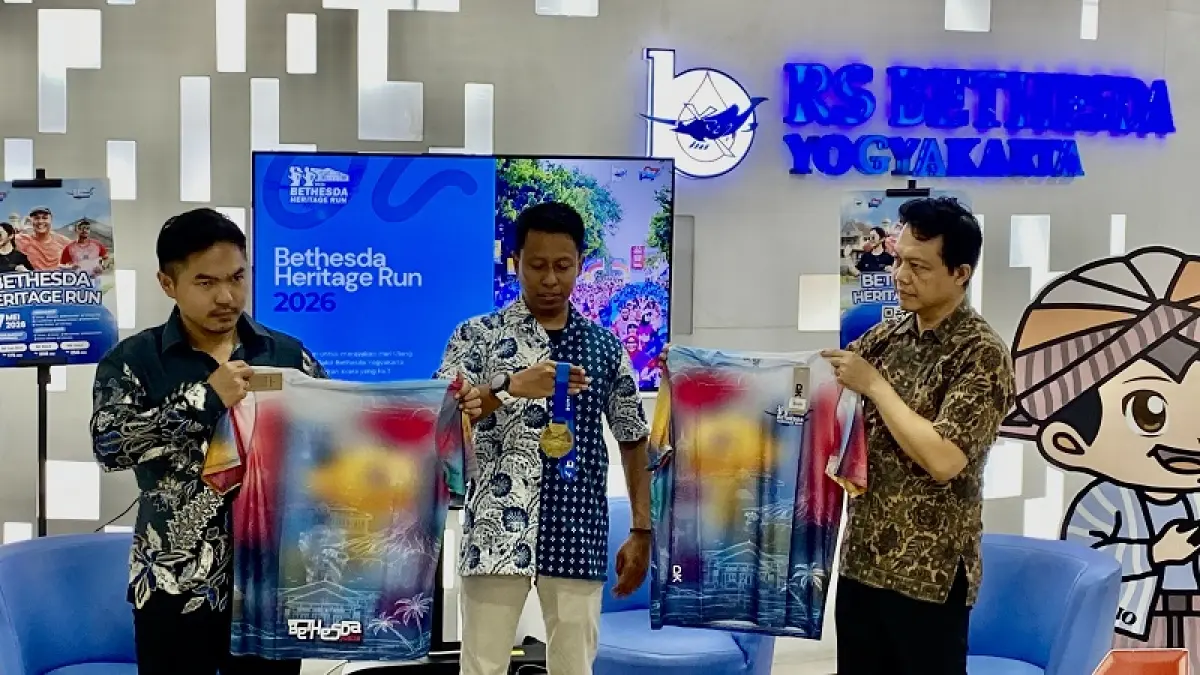 PERSIAPAN: Panitia saat menunjukkan baju jersey dan kalung medali untuk peserta lomba lari Bethesda Heritage Run 2026 di Kompleks RS Bethesda Jogjakarta, Minggu (26/4/2026). AGUNG DWI PRAKOSO/RADAR JOGJA