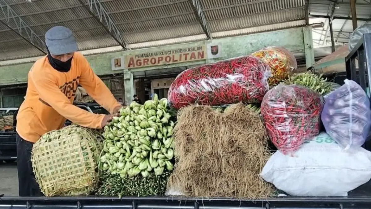 RAMAI: Aktivitas warga di Pasar Agro Sewukan Minggu (26/4). (NAILA&nbsp;NIHAYAH/RADAR JOGJA)