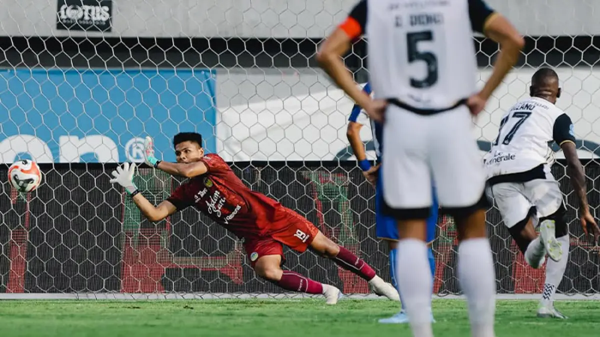 SAVE CEMERLANG: Kiper PSIM Jogja Cahya Supriadi saat menepis tendangan penalty yang dieksekusi Emaxwell Souza. (Dokumen PSIM Jogja)