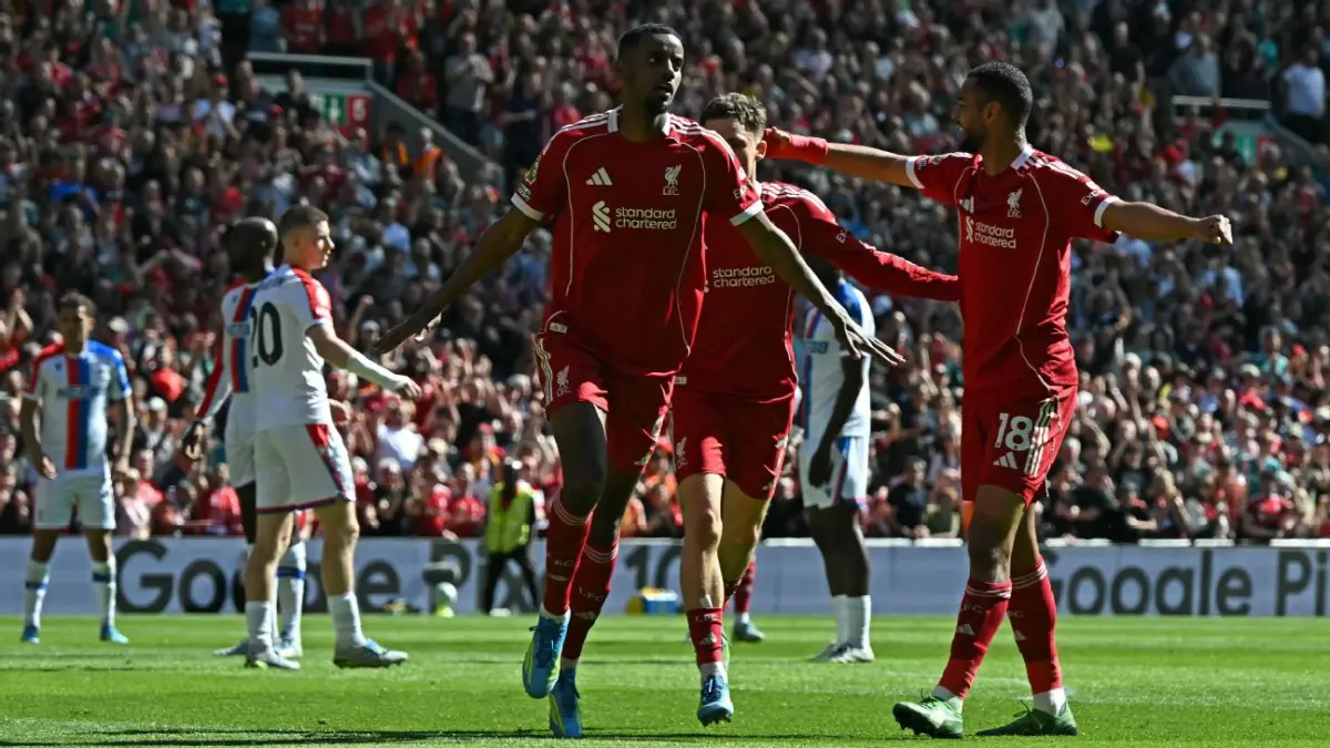 Selebrasi para pemain Liverpool rayakan gol Alexander Isak dalam kemenangan atas Crystal Palace.