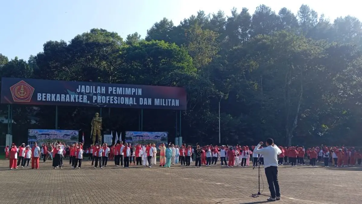 SIMBOLIS: Ketua Kormi Jawa Tengah membuka perayaan world Taiji and Qigong Day di kompleks Akmil Minggu (26/4). (NAILA&nbsp;NIHAYAH/RADAR JOGJA)