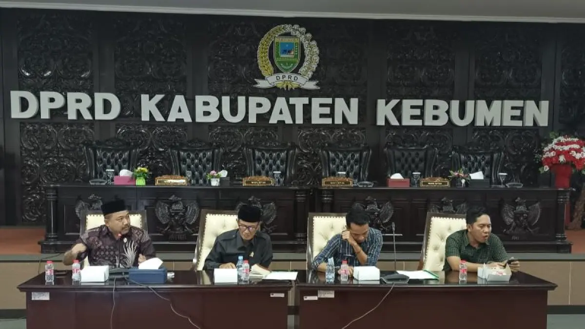 TAMPUNG ASPIRASI: Ketua DPRD Kebumen Saman bersama jajarannya menerima audiensi dari relawan SAR di ruang Paripurna DPRD Kebumen. (M Hafied/Radar Jogja)

&nbsp;